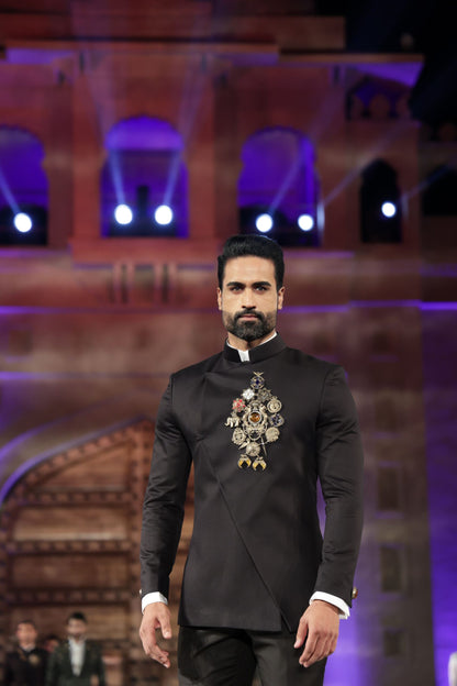 Sovereign Brooch-Stitchable